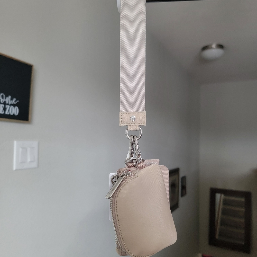 ๐ Lululemon Dual Pouch Wristlet *NWT* Sand Oak/Polka Dot ***SOLD OUT*** - Picture 2 of 5